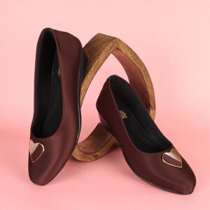 ITS LIGER Elegant Textured Wedge Pumps with Heart Brooch